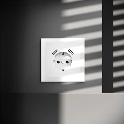 Розетка с/з со шторками + USB VOLTUM S70 VLS040402