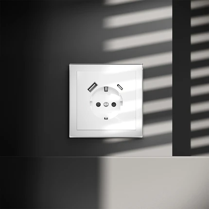 Розетка с/з со шторками + USB VOLTUM S70 VLS040501